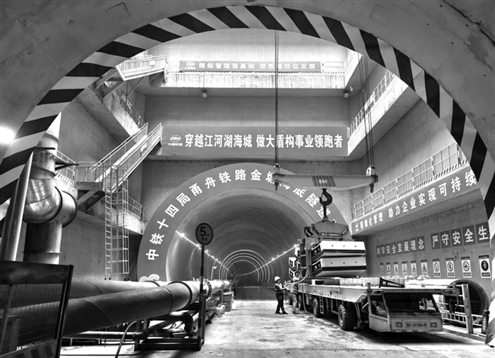 6月20日,中铁十四局建设工人在浙江省甬舟铁路金塘海底隧道项目宁波侧协同吊装管片。新华社发